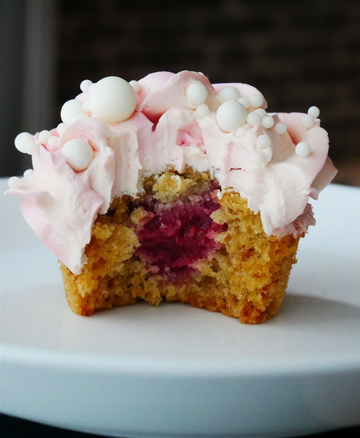Kauniisti koristeltu vegaaninen leivos – kotileipomo Bakesteri Kangasala