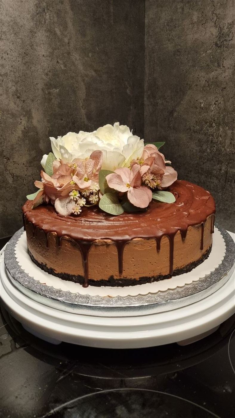 Vegaaninen kakku marjoilla ja kukkakoristeilla – kotileipomo Bakesteri